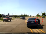 Video: Muž skočil do idúceho auta. O chvíľu prišla na pomoc aj polícia