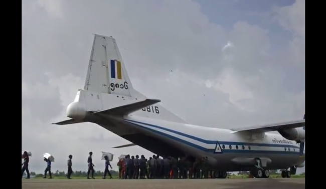 Mjanmarská armáda objavila trosky a telá z nezvestného lietadla