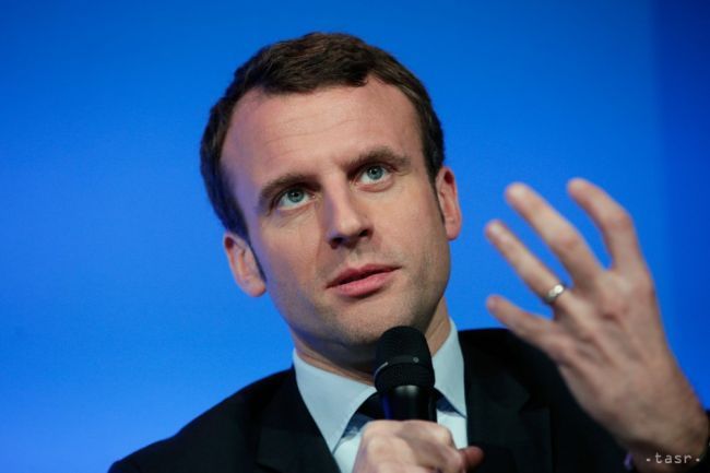Macronova strana by mohla v parlamente obsadiť väčšinu kresiel