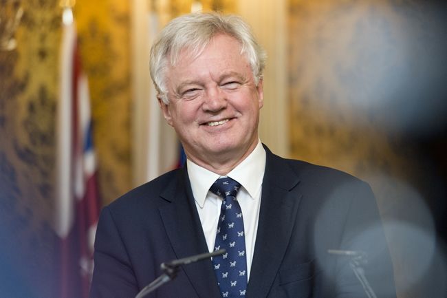 Davis podporil Mayovú a sľubuje nezmenené práva Európanom po brexite
