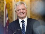 Davis podporil Mayovú a sľubuje nezmenené práva Európanom po brexite