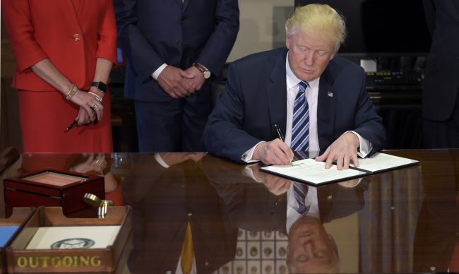 Prokurátori dvoch amerických štátov zažalovali Trumpa za konflikt záujmov