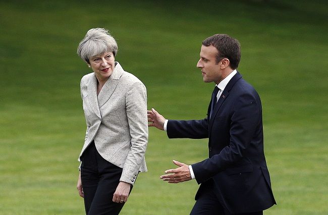 Macron povedal Mayovej: Dvere sú stále otvorené, Británia môže zostať v EÚ