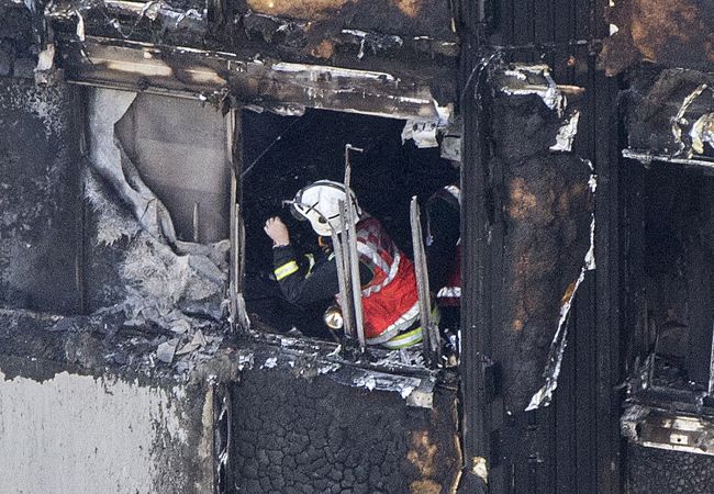 Požiar londýnskeho vežiaku si vyžiadal najmenej 12 mŕtvych