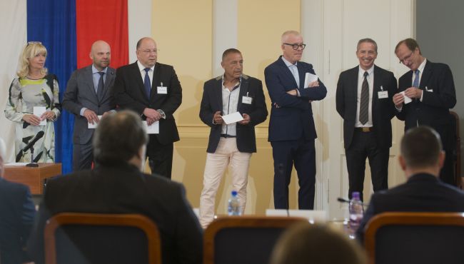 Poslanci o novom šéfovi RTVS nerozhodli, ďalej idú J.Rezník a V.Mika