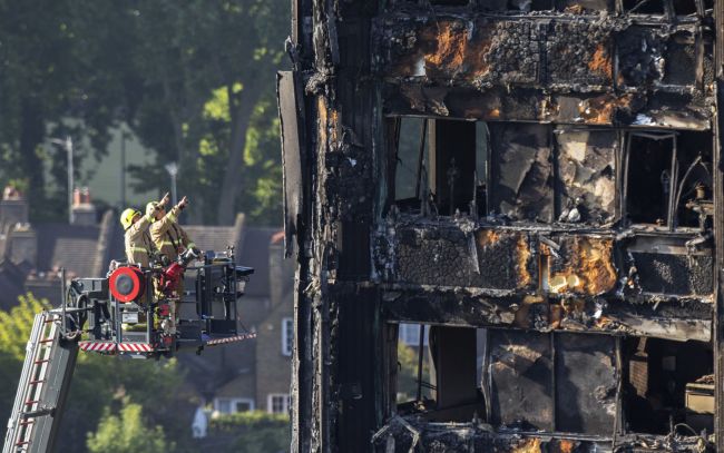 Po požiari v Grenfell Tower je nezvestných 65 ľudí