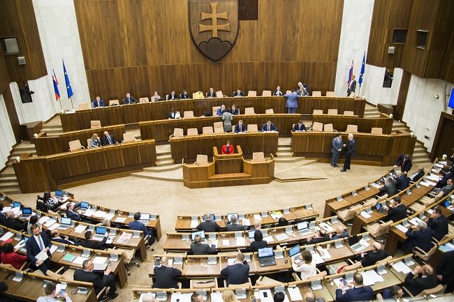 Poslanci odštartovali rokovanie o návrhu zvýšenia penzií pre starodôchodcov