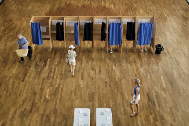 Prieskum: Druhé kolo volieb vo Francúzsku zrejme vyhrá Macron
