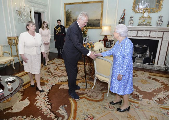 Zemana prijala v Buckinghamskom paláci kráľovná Alžbeta II.