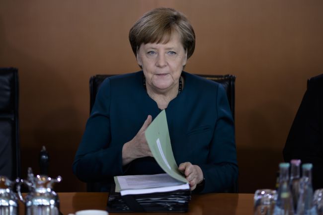 Merkelovej Kresťanskodemokratická únia smeruje 100 dní pred voľbami k víťazstvu