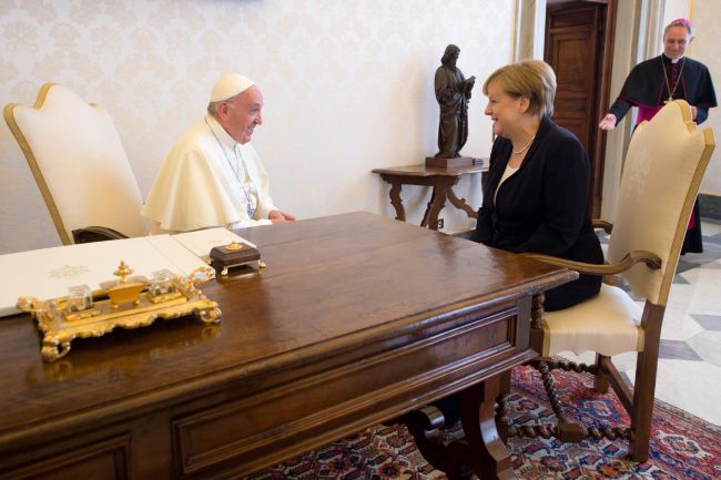 František sa zhováral s Merkelovou o chudobe v Afrike a ochrane klímy