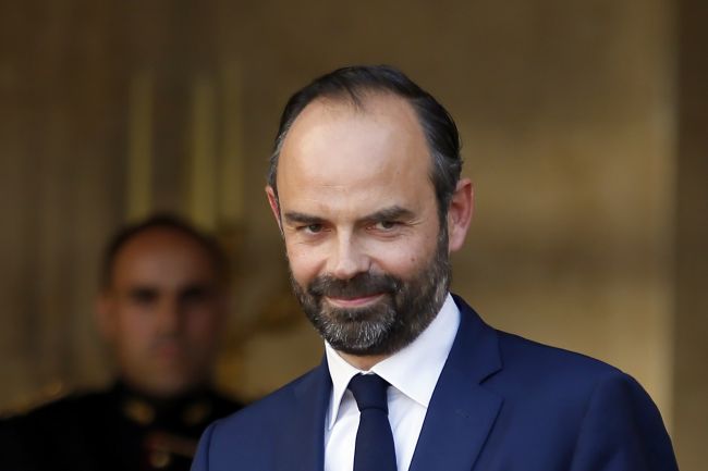 Francúzsky premiér privítal výsledky volieb, poukázal však na nízku účasť
