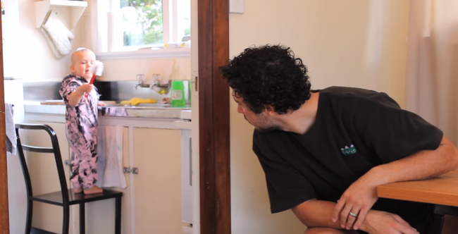 Video: Potrebujete upratať dom? Tak to si pozrite nápad tohto otecka