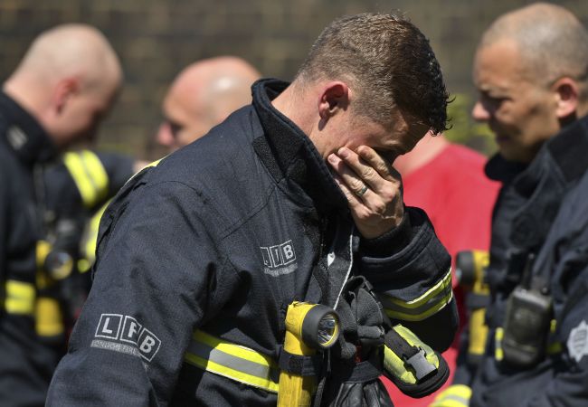 Briti si minútou ticha uctili obete londýnskeho požiaru