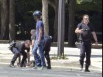 Po útoku na políciu na Champs-Élysées zadržali štyroch príbuzných páchateľa