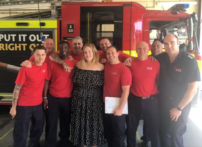 Adele sa stretla s hasičmi zasahujúcimi v horiacom dome v Londýne