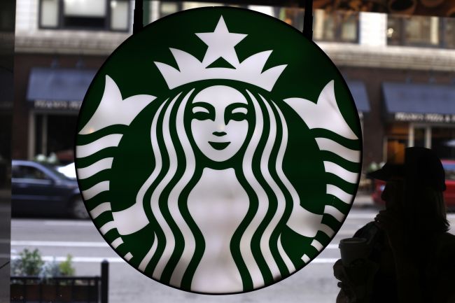 Sieť kaviarní Starbucks plánuje zamestnať v Európe 2500 utečencov