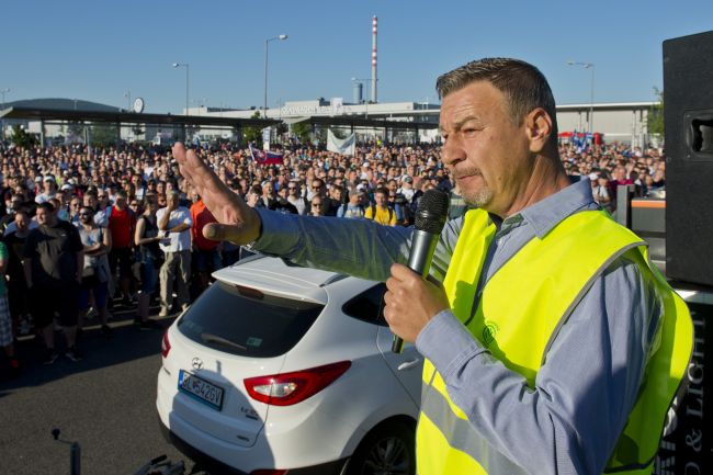 Odborári vedenie Volkswagen Slovakia na rokovanie volali, to im neodpovedalo