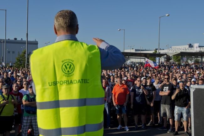 Štrajk vo Volkswagene Slovakia pokračuje, rokovať sa bude popoludní