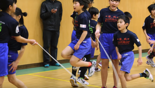 Video: Japonské deti pokorili svetový rekord v skákaní cez švihadlo