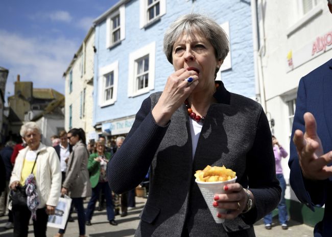 Philip Hammond: Theresa Mayová bude premiérkou aj na konci roka