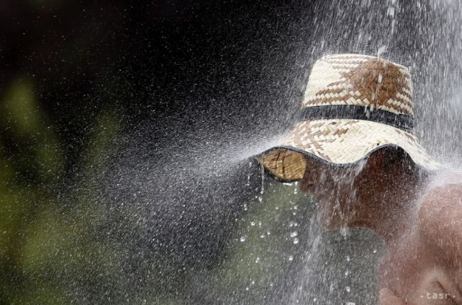 Horúčavy ohrozujú viac ženy, pozor treba dať na deti aj seniorov