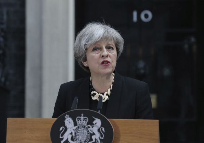 Mayová potvrdila, že obloženie na niektorých vežiakoch v Británii je horľavé