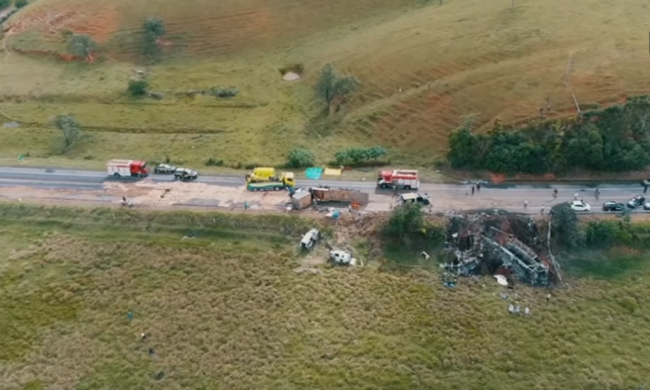 Video: Pri dopravnej nehode zahynulo najmenej 21 ľudí, 30 sa zranilo
