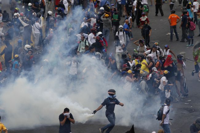 Venezuela: Vládne sily a demonštranti sa dostali do stretu na leteckej základni