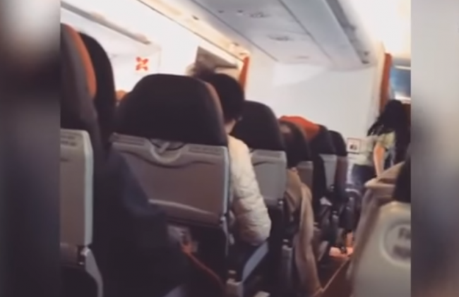 VIDEO: Lietadlo s 359 ľuďmi muselo pristáť v Perthe