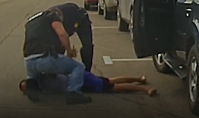 Video: Kamera v aute odhalila šokujúce správanie policajtov
