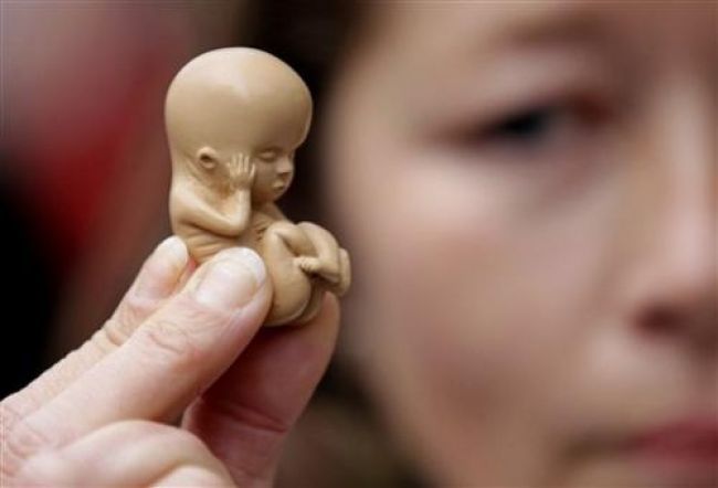 Počet umelých potratov za 10 rokov klesol, pribúdajú však spontánne