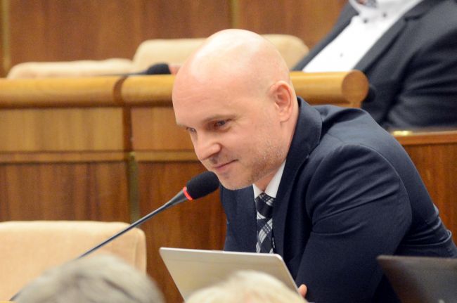 Gröhling: Vyzývam ministra, aby vyriešil problém s navyšovaním platov učiteľov