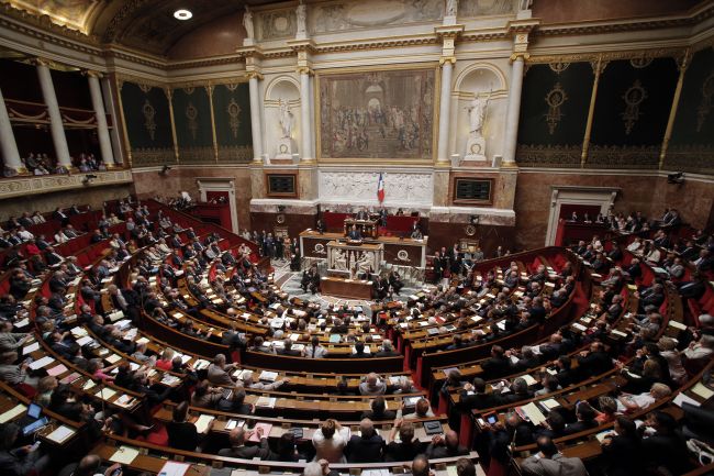 Francúzski poslanci si vyberajú medzi kreslom v parlamente a funkciou v regióne