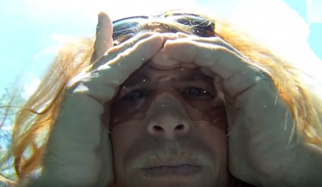 Video: Tento muž vám ukáže geniálny trik, ako vidieť pod vodou