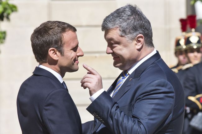 Macron uistil Porošenka, že Francúzsko neuzná amexiu Krymu