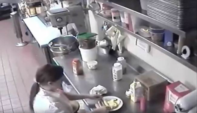 Video: Čašníčka sa nechutne pomstila zákazníkovi