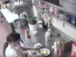 Video: Čašníčka sa nechutne pomstila zákazníkovi
