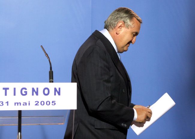 Francúzsky expremiér Raffarin odchádza z politiky, upozorňuje na hrozby vojny