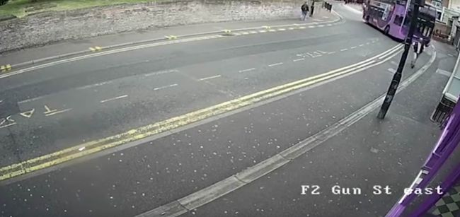 Video: Muž sa po zrážke s autobusom zachoval bizarne