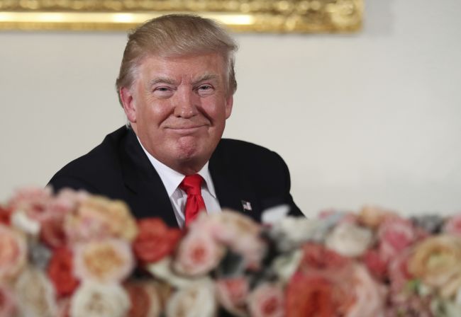 Trump prijal Macronovo pozvanie na oslavy Dňa dobytia Bastily
