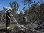 Video: 130 hasičov stále zasahuje pri rozsiahlom požiari