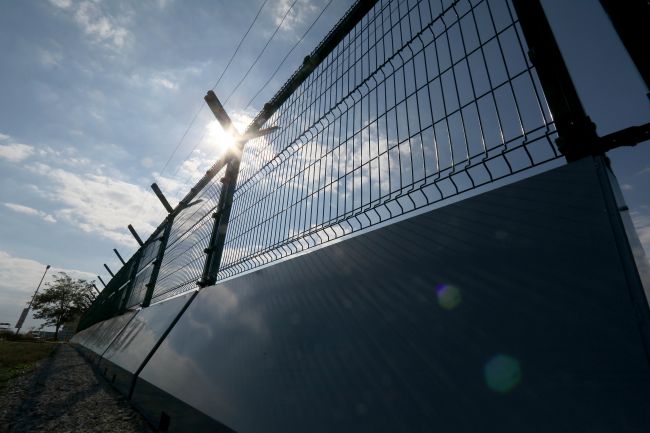 Maďarská vláda nariadila zaviesť elektrinu do zábran na hraniciach