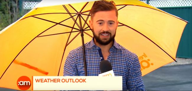 Video: Írsky reportér v priamom prenose podľahol počasiu