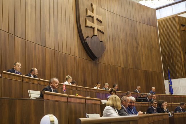 Novelu o miestnych daniach sťahujú jej predkladatelia z parlamentu