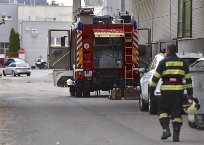 25 hasičov zasahuje pri požiari v Bratislave