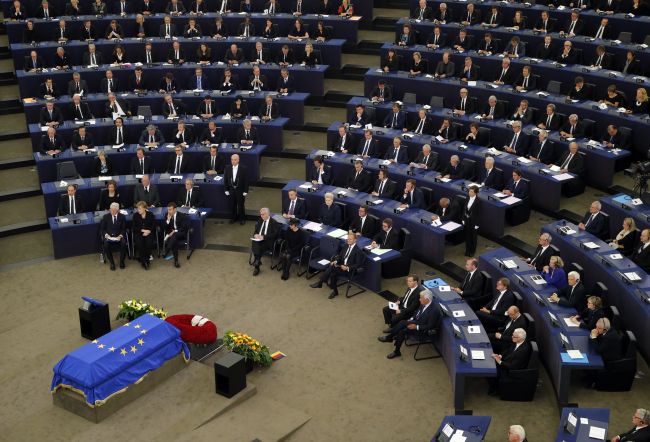 V Štrasburgu sa lúčia so zosnulým nemeckým exkancelárom Helmutom Kohlom