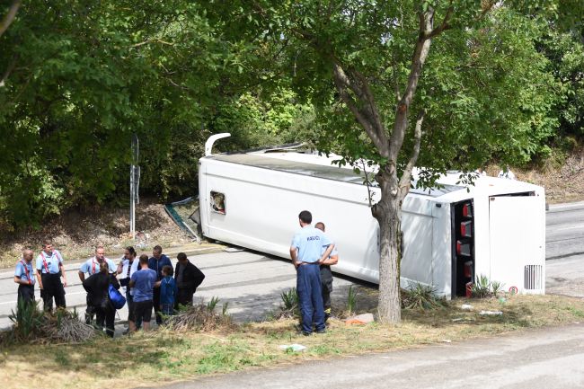 Prevrátenie autobusu s turistami spôsobil pravdepodobne šmyk