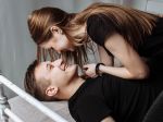 5 základných metód flirtovania. Ktorá definuje vás?