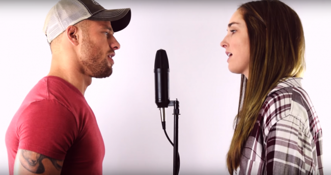 Video: Dvojica s nádhernými hlasmi spieva pieseň, ktorá vás nenechá chladnými